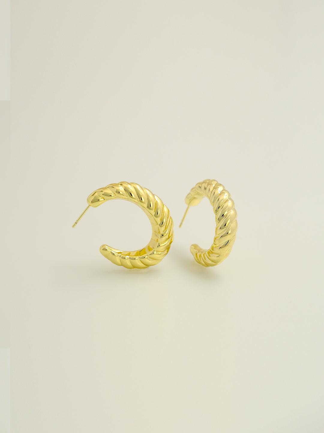 Yellow stud earrings with a circular pattern - Lyra