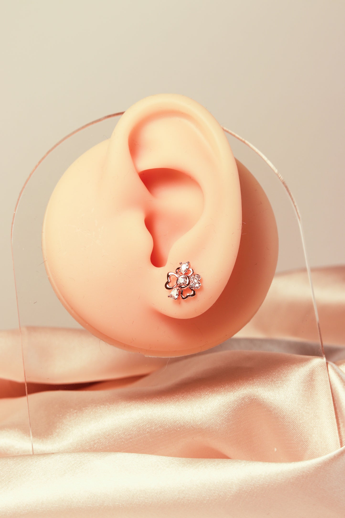 Four-leaf clover earrings, flower-style earrings, shining zircon, niche design - Lyra