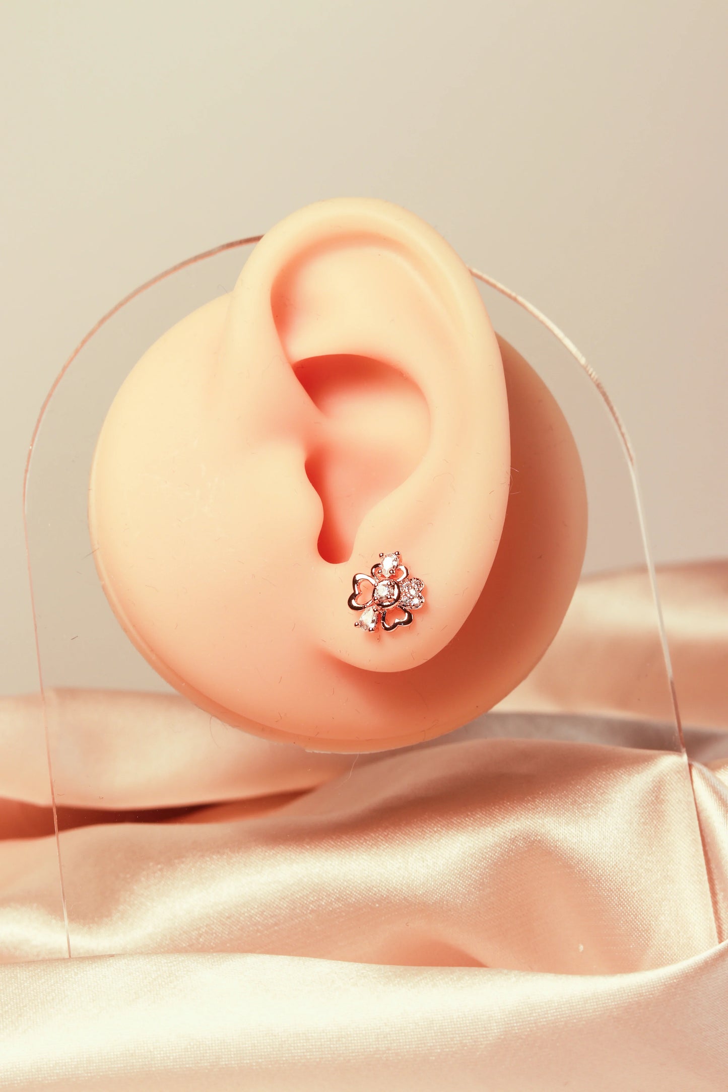 Four-leaf clover earrings, flower-style earrings, shining zircon, niche design - Lyra