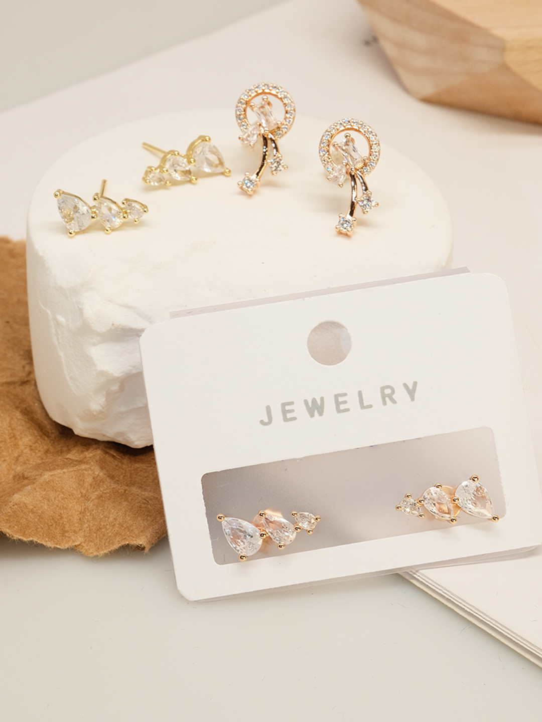 Four-leaf clover earrings, flower-style earrings, shining zircon, niche design - Lyra