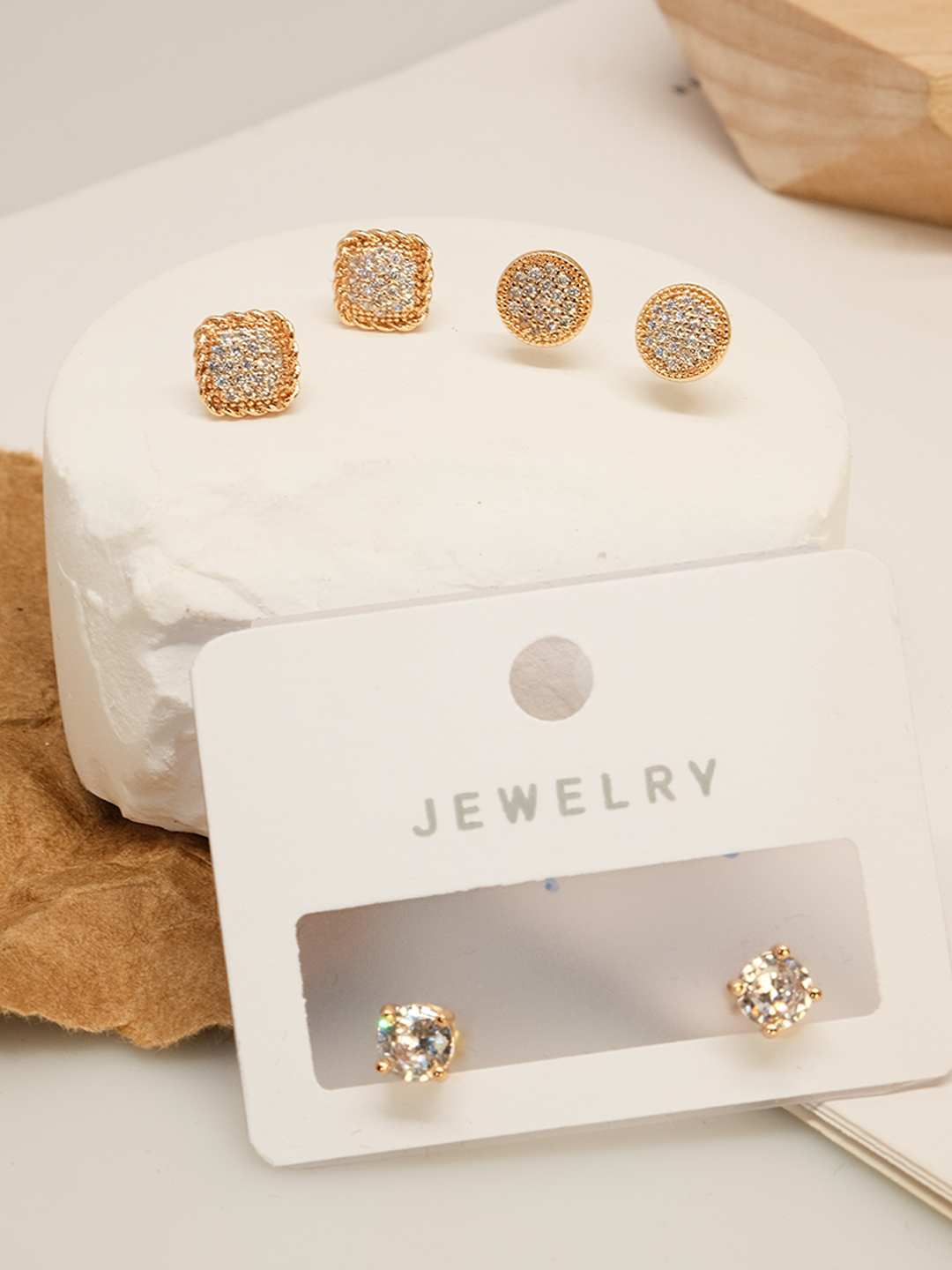 Single zircon earrings, simple style suitable for long-term wear, no need to be picky about what to wear, easy to match - Lyra