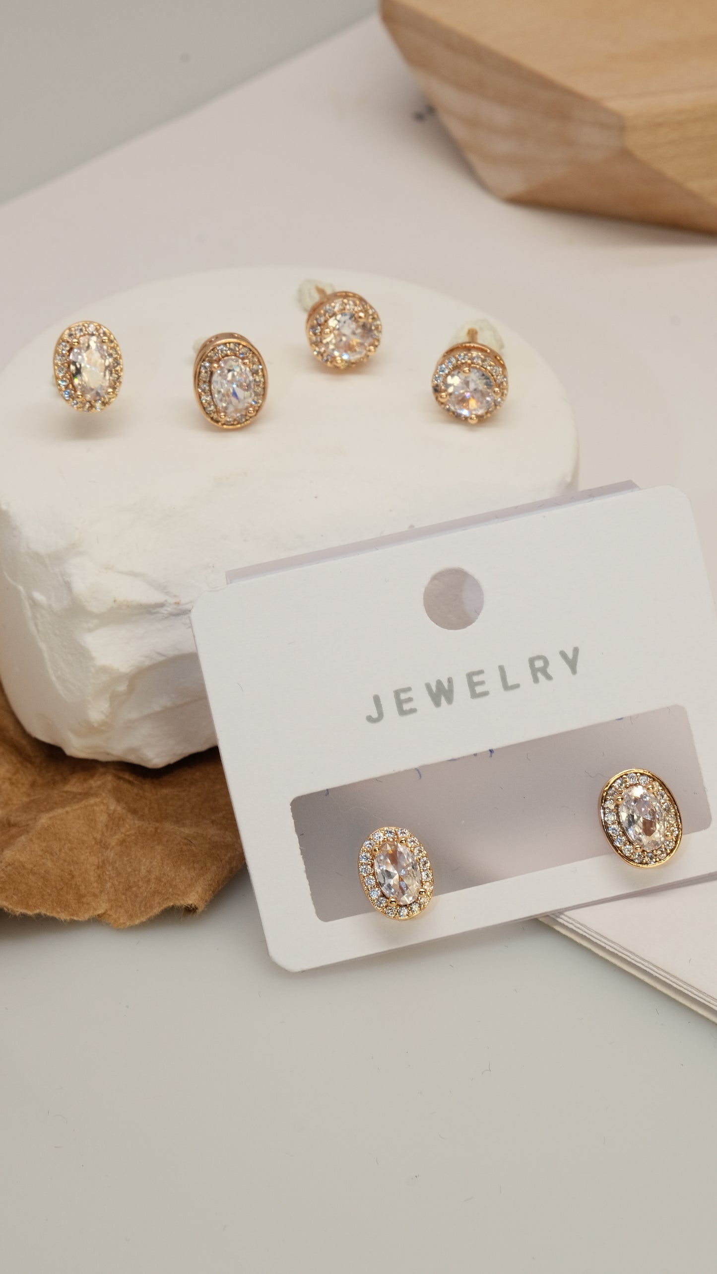 Round or oval, a main zircon inlaid with small zircon earrings, simple and popular style - Lyra