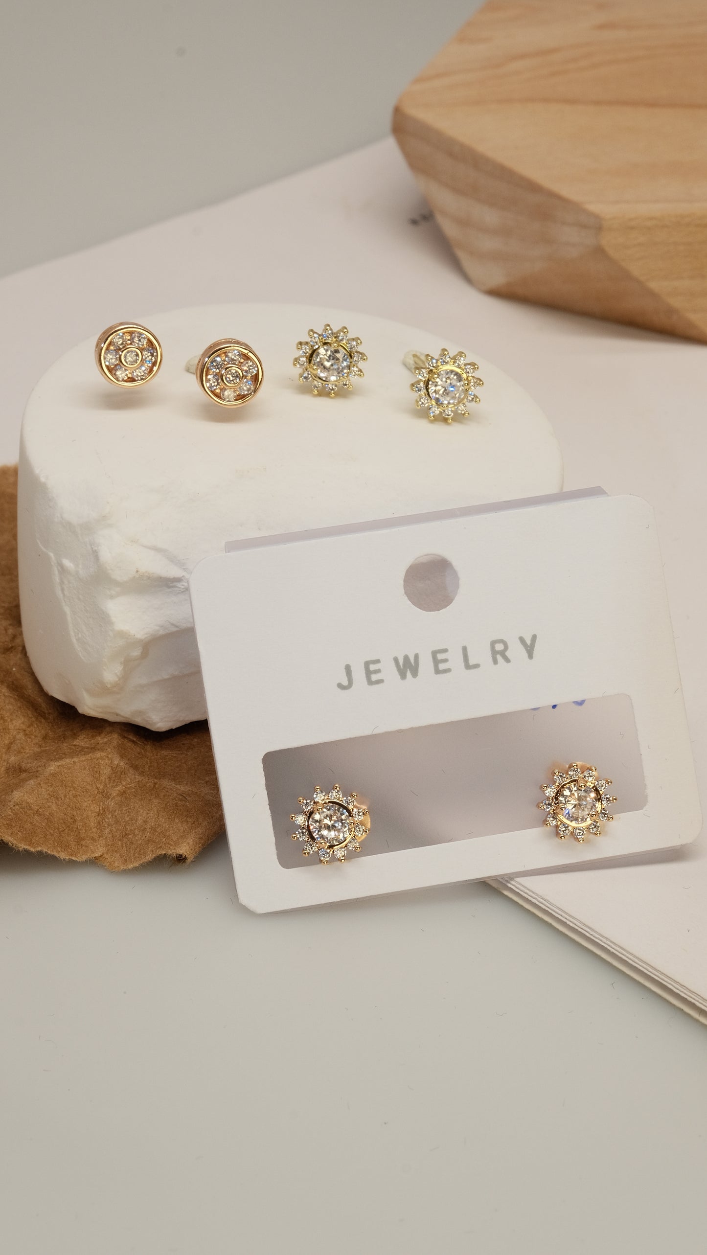 Round or oval, a main zircon inlaid with small zircon earrings, simple and popular style - Lyra