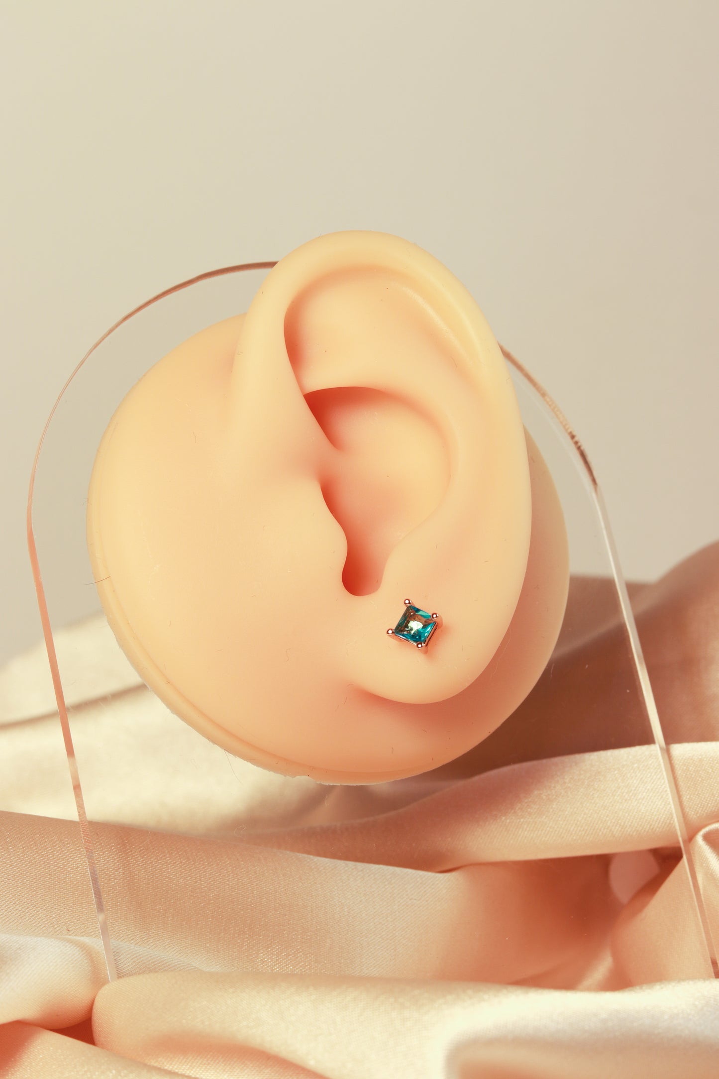 Single zircon earrings, simple style suitable for long-term wear, no need to be picky about what to wear, easy to match - Lyra