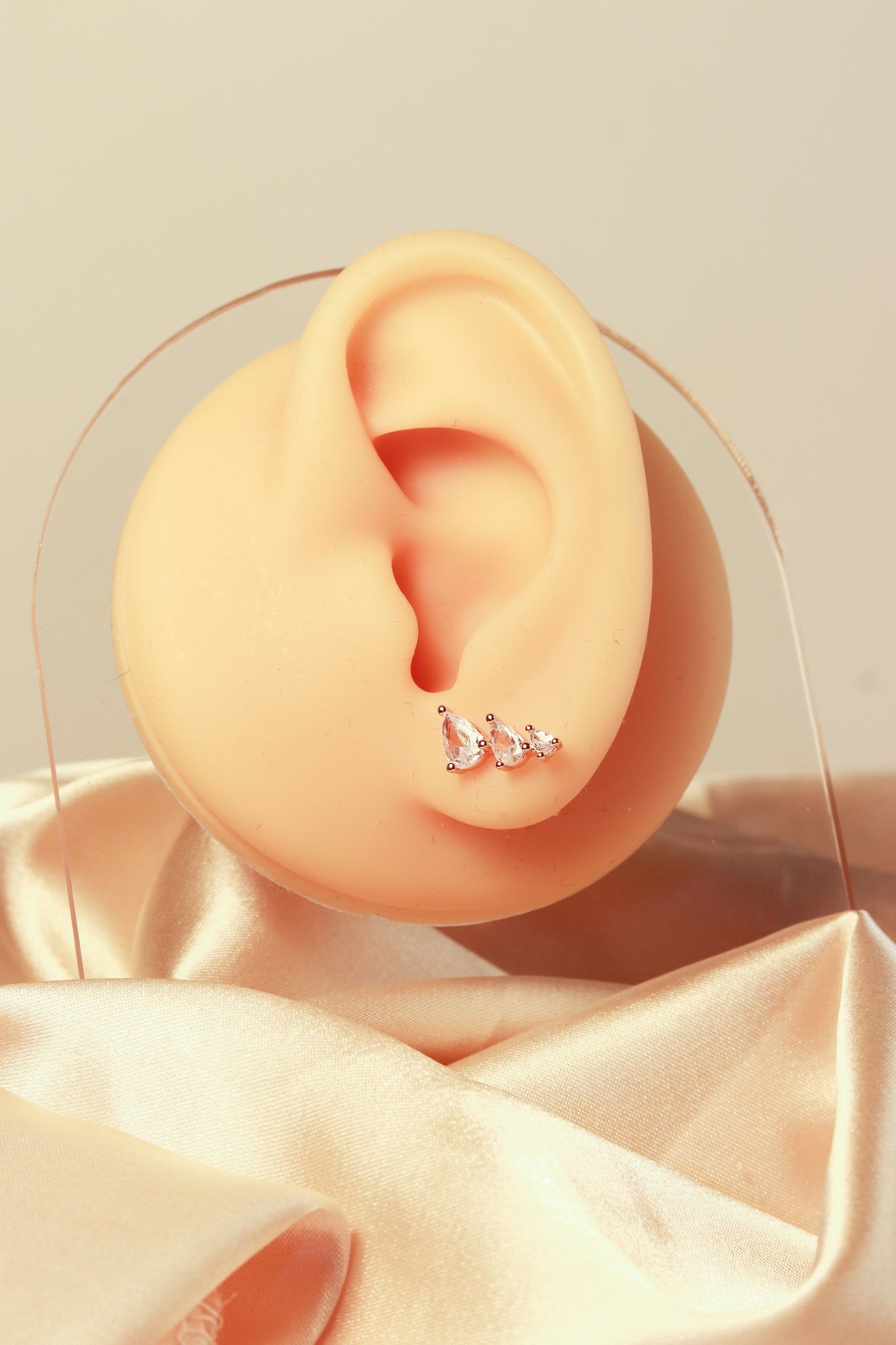 X-shaped earrings, three large diamonds linking the earrings, large earrings have a sense of presence - Lyra