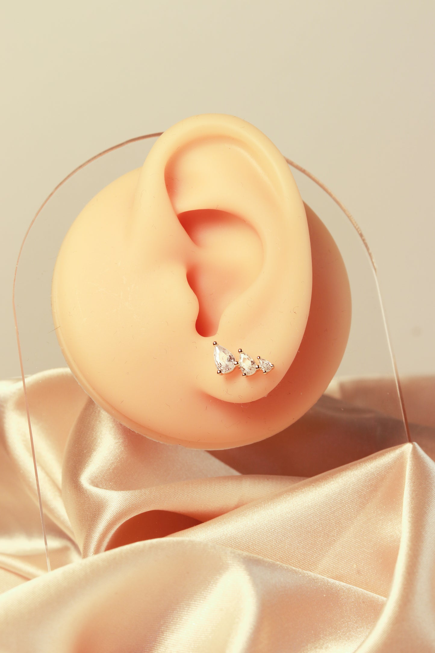 X-shaped earrings, three large diamonds linking the earrings, large earrings have a sense of presence - Lyra