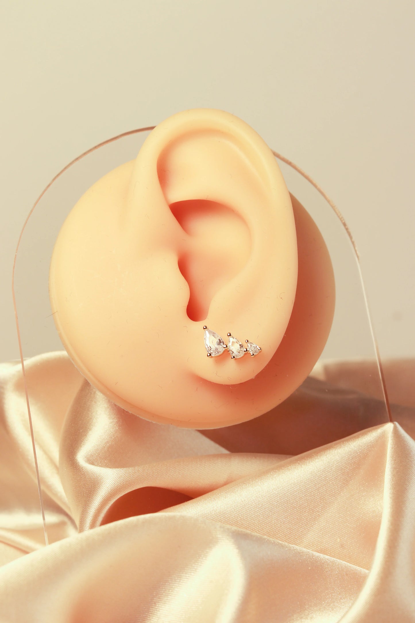 X-shaped earrings, three large diamonds linking the earrings, large earrings have a sense of presence - Lyra