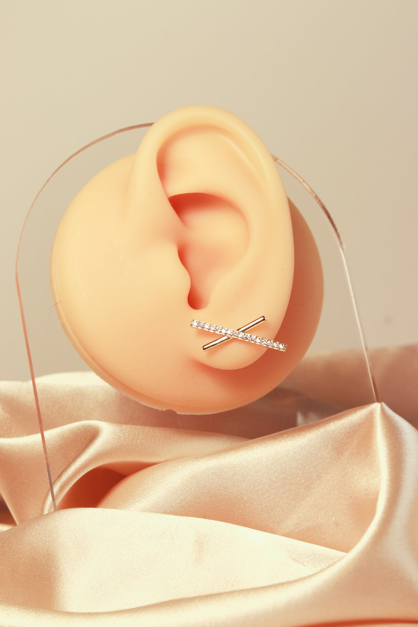 X-shaped earrings, three large diamonds linking the earrings, large earrings have a sense of presence - Lyra