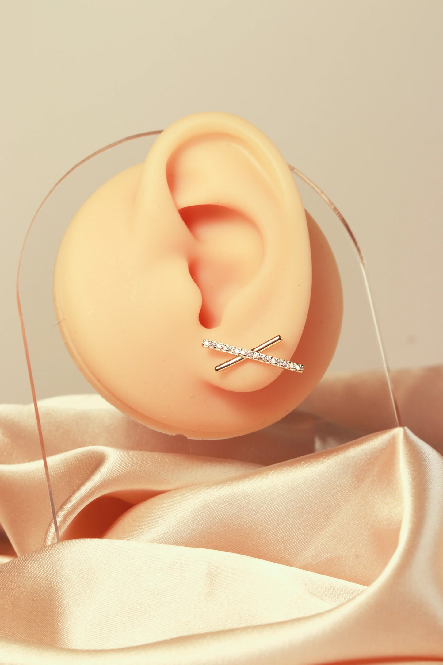 X-shaped earrings, three large diamonds linking the earrings, large earrings have a sense of presence - Lyra