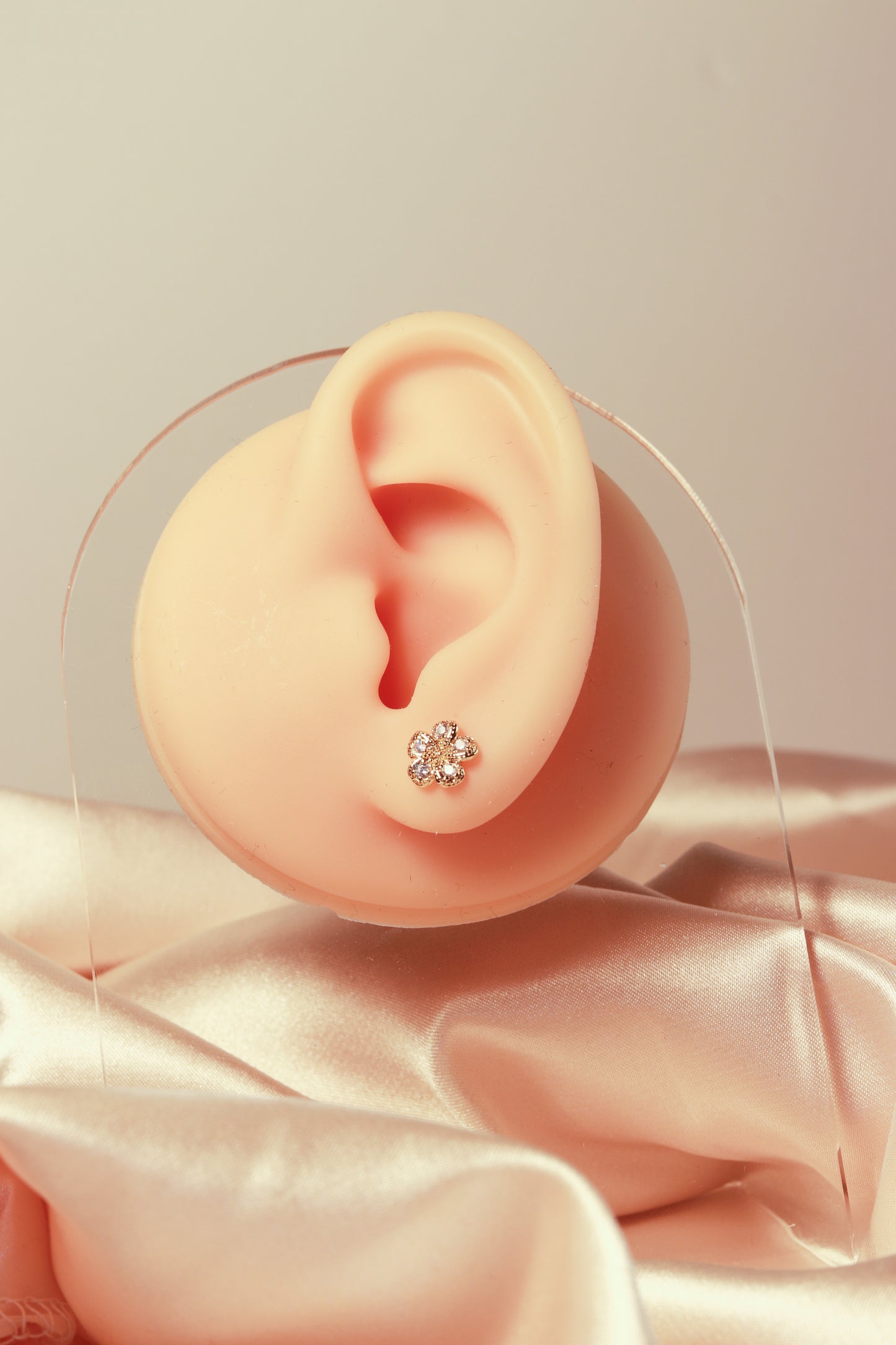 Four-leaf clover earrings, flower-style earrings, shining zircon, niche design - Lyra