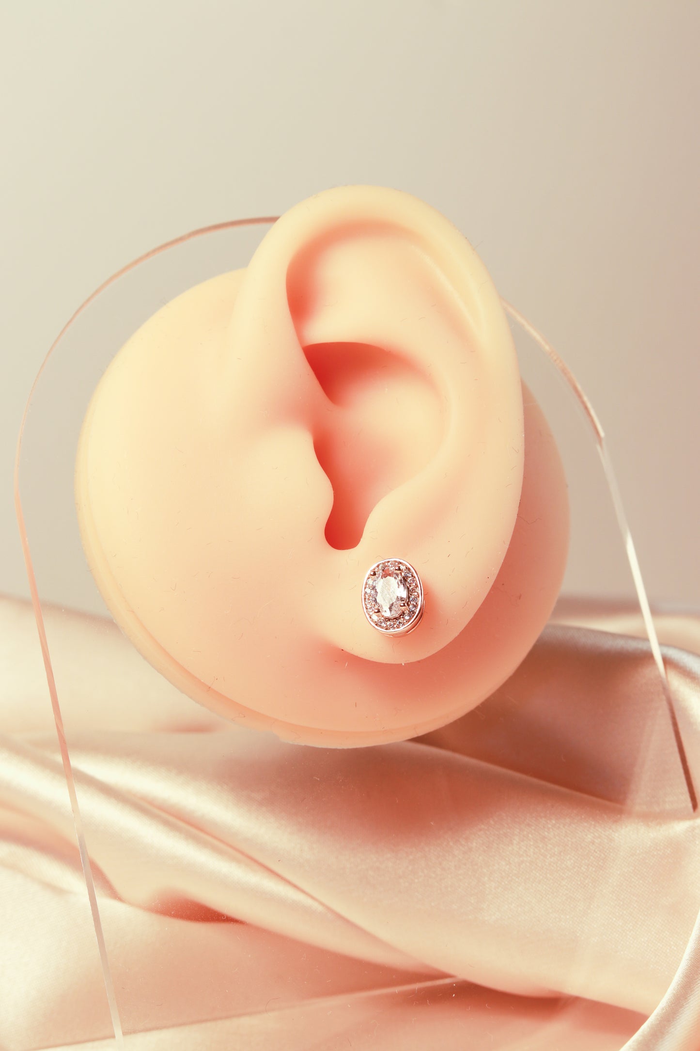 Round or oval, a main zircon inlaid with small zircon earrings, simple and popular style - Lyra