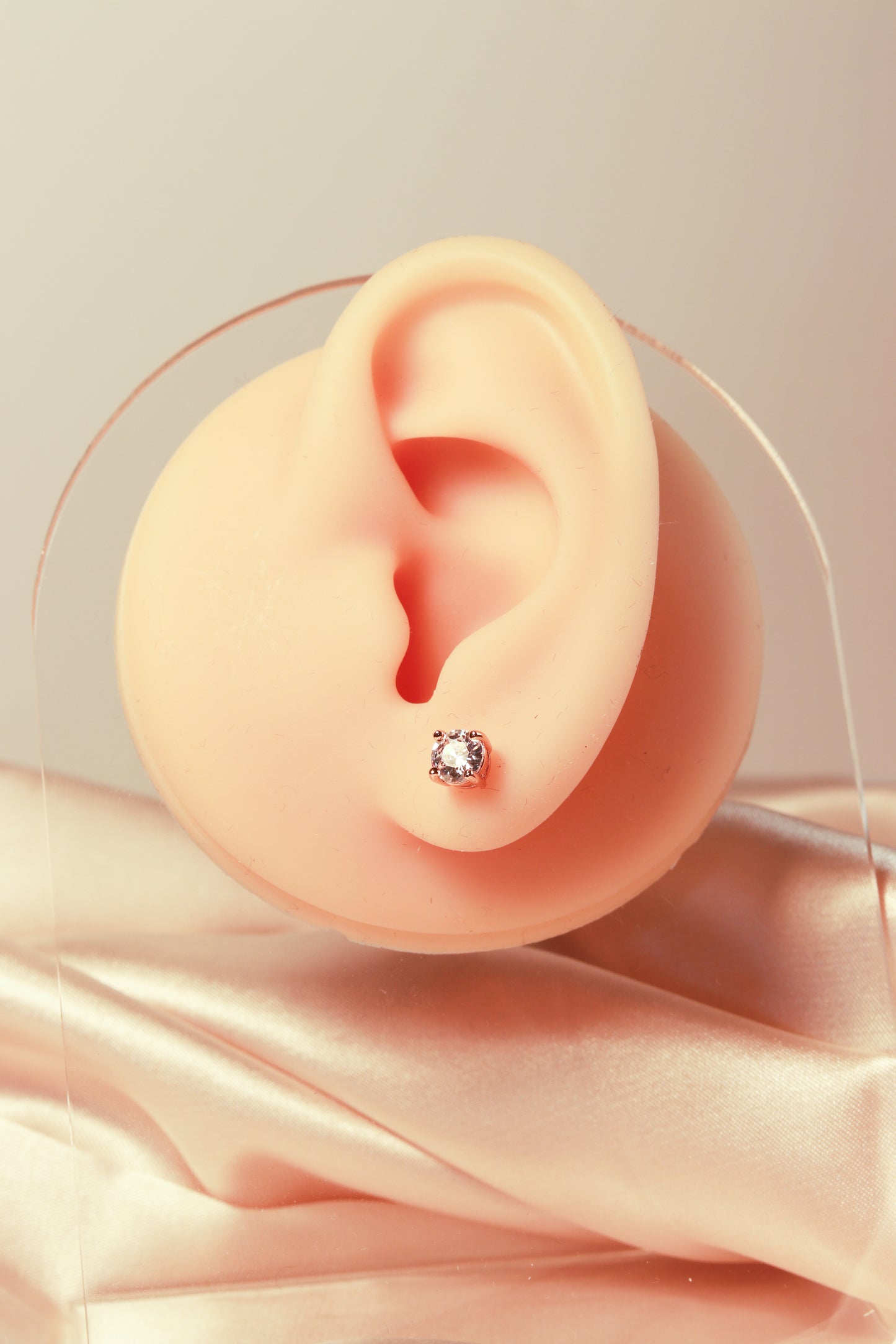 Single zircon earrings, simple style suitable for long-term wear, no need to be picky about what to wear, easy to match - Lyra