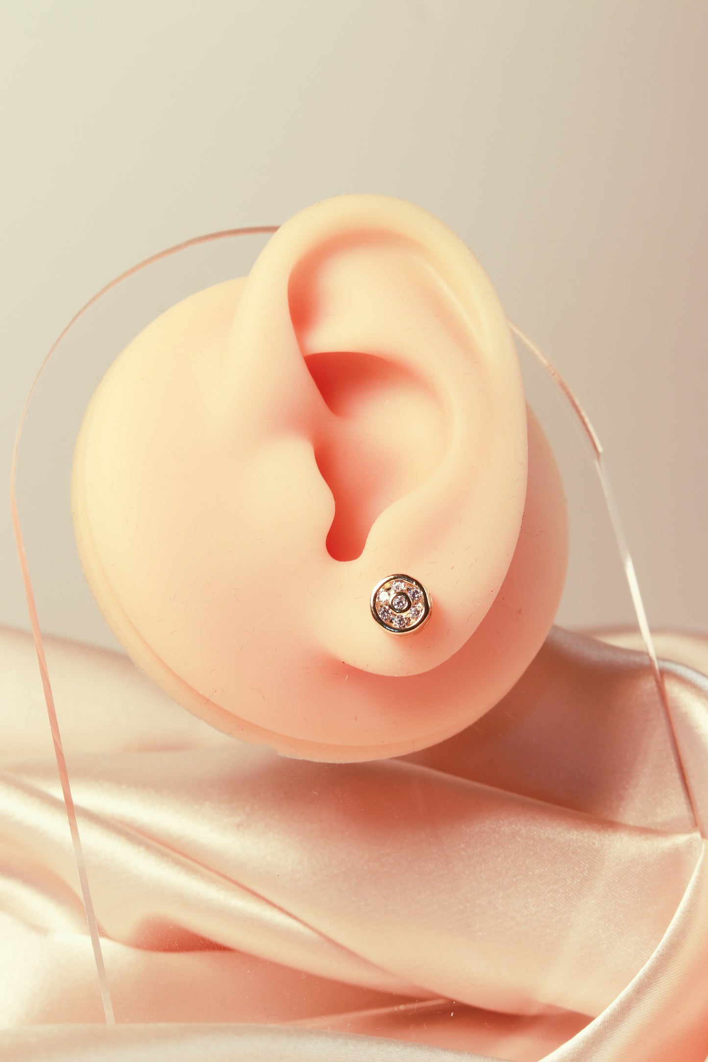 Round or oval, a main zircon inlaid with small zircon earrings, simple and popular style - Lyra