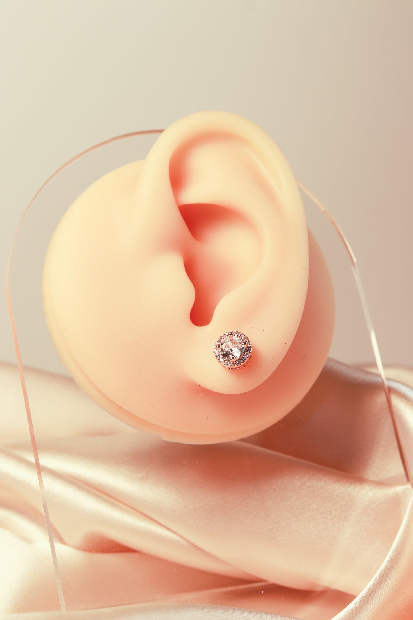Round or oval, a main zircon inlaid with small zircon earrings, simple and popular style - Lyra