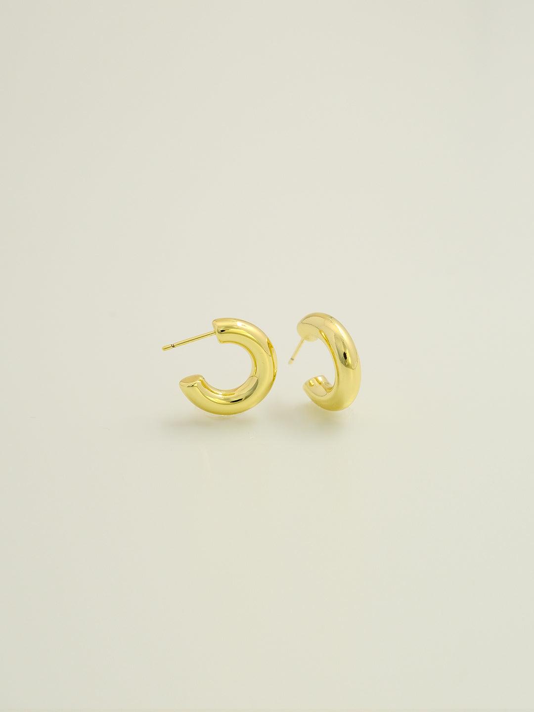 Yellow stud earrings with a circular pattern - Lyra
