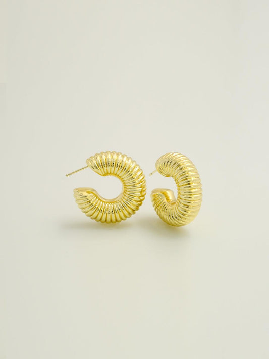 Yellow stud earrings with a circular pattern - Lyra