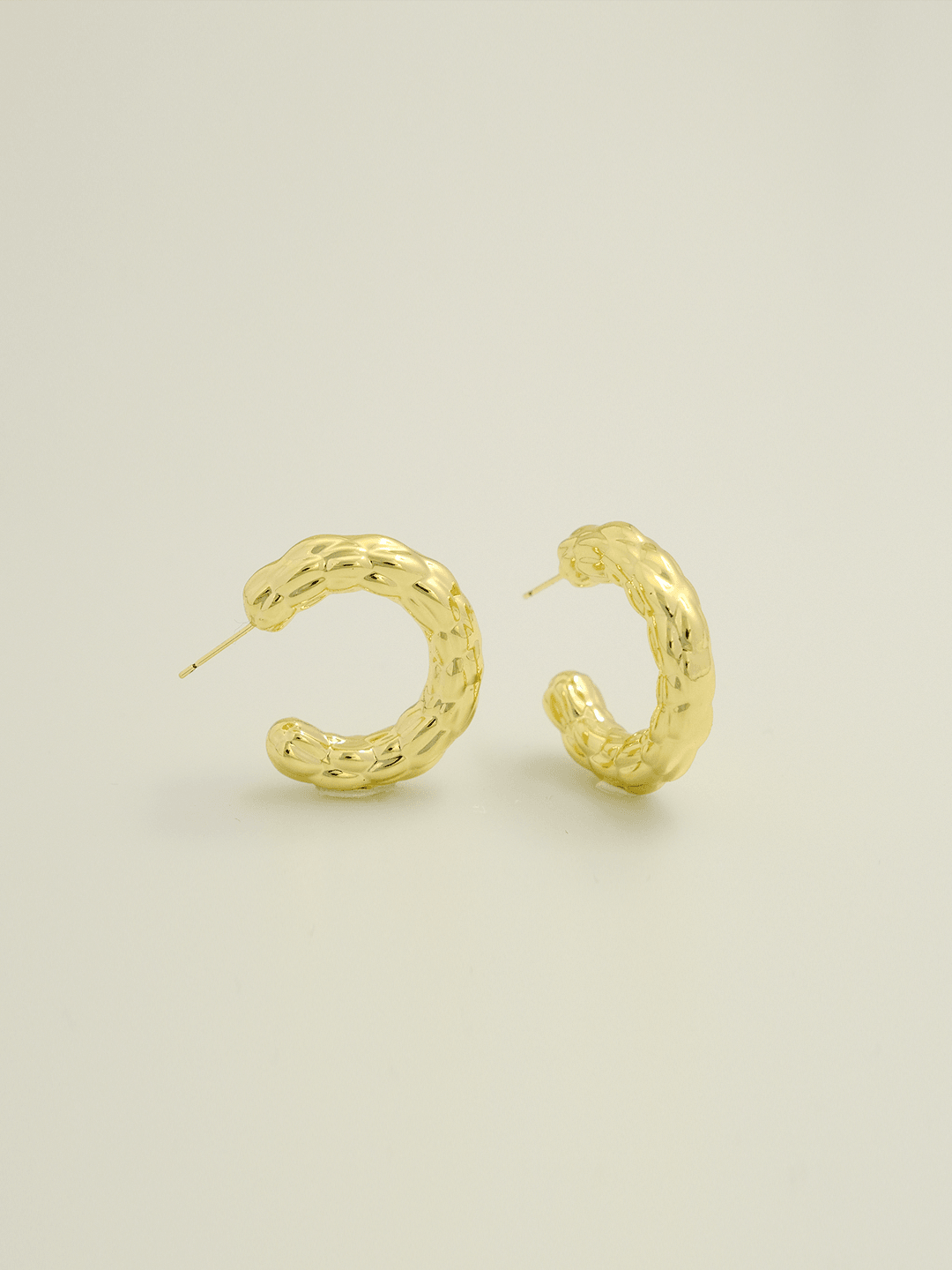 Yellow stud earrings with a circular pattern - Lyra