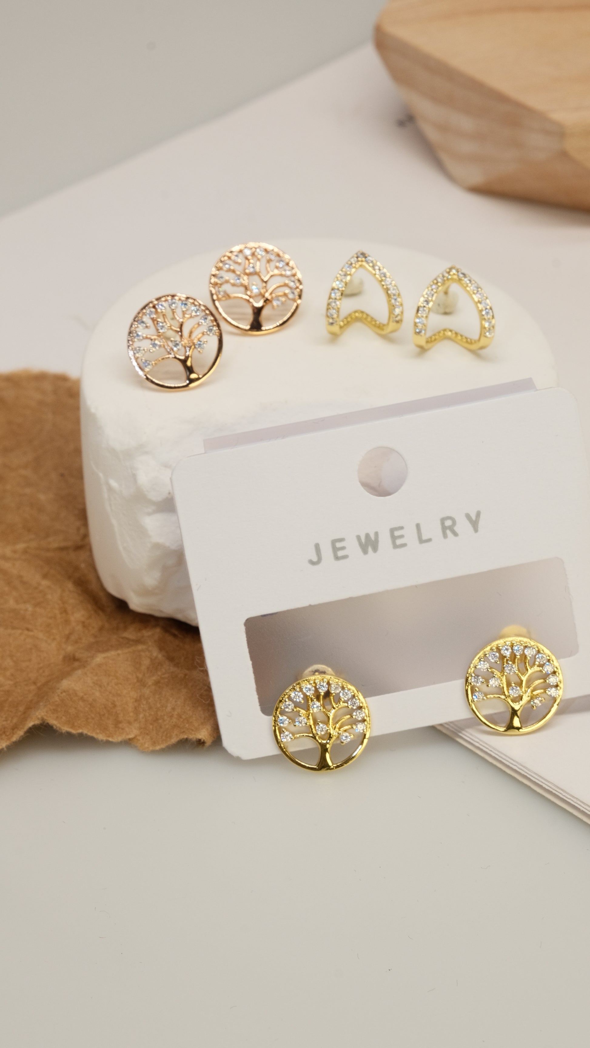 X-shaped earrings, three large diamonds linking the earrings, large earrings have a sense of presence - Lyra