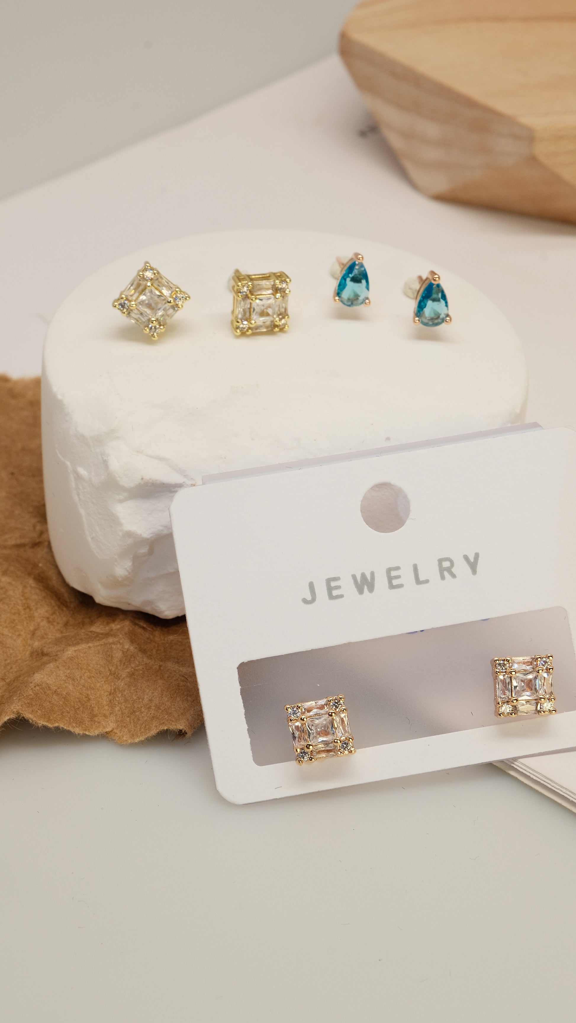 Single zircon earrings, simple style suitable for long-term wear, no need to be picky about what to wear, easy to match - Lyra