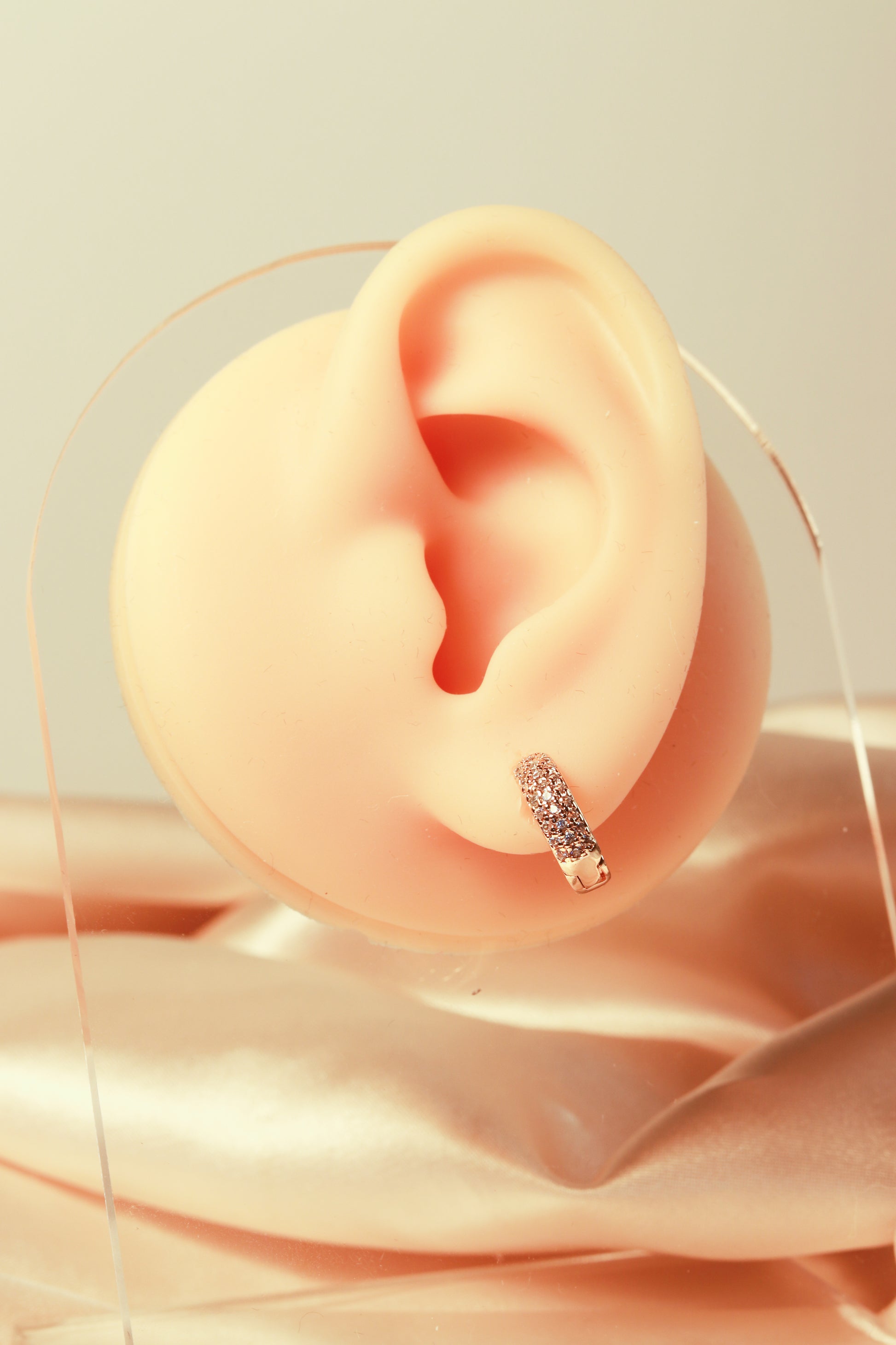 The sixth set of ring-inlaid zircon earrings. - Lyra