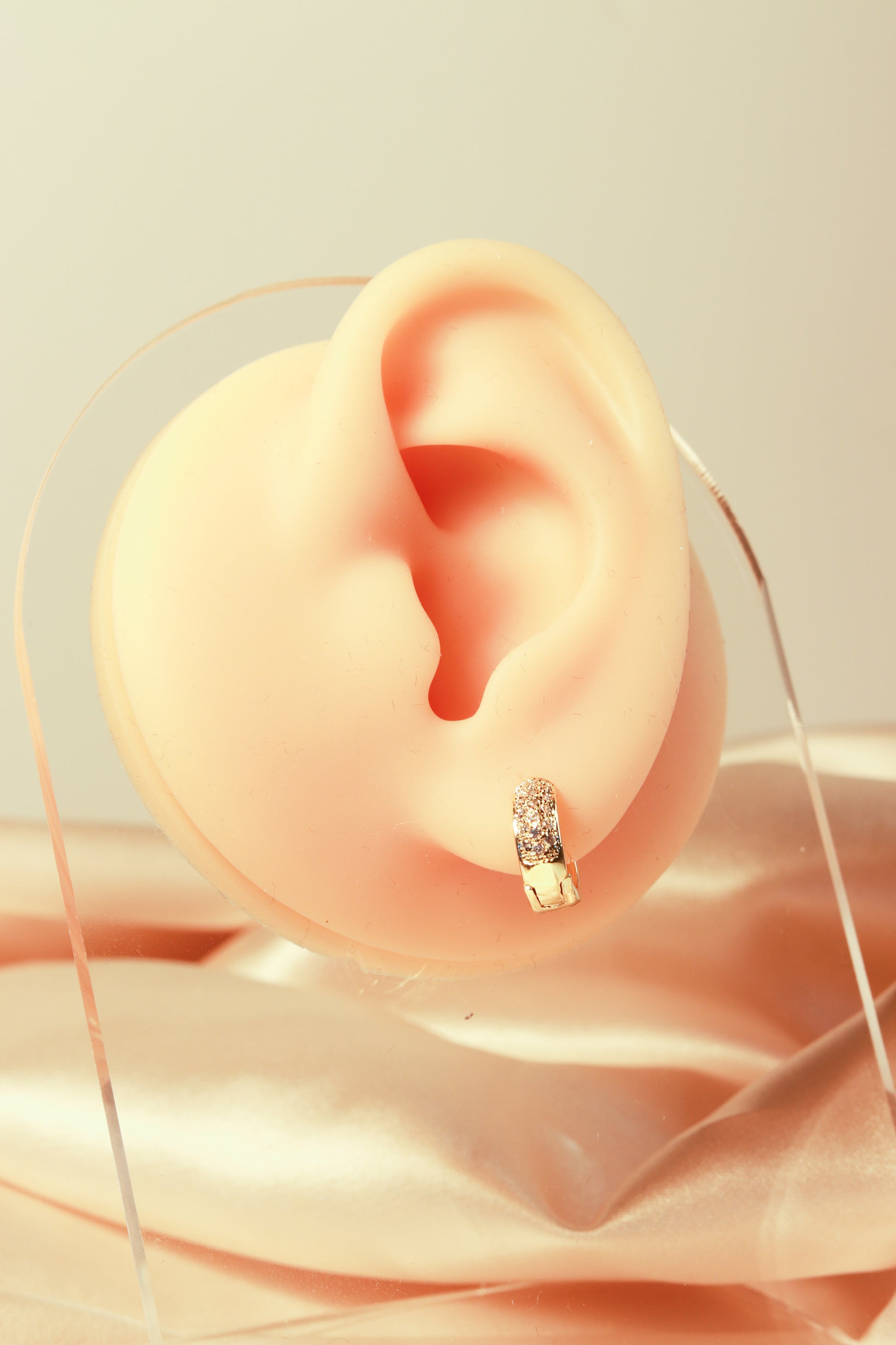 The sixth set of ring-inlaid zircon earrings. - Lyra
